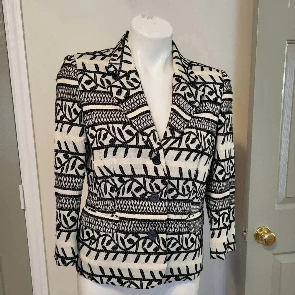 WALTER Brocade Embroidered Black/White Button Down Business Casual Blazer(8)
